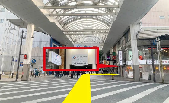 下通りと銀座通りの交差点を右に渡ります。