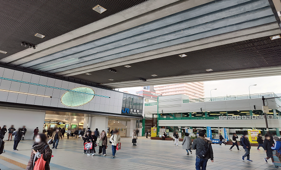 正面にはＪＲ京橋駅が、右側に駐輪所がある大広場にたどり着きます。