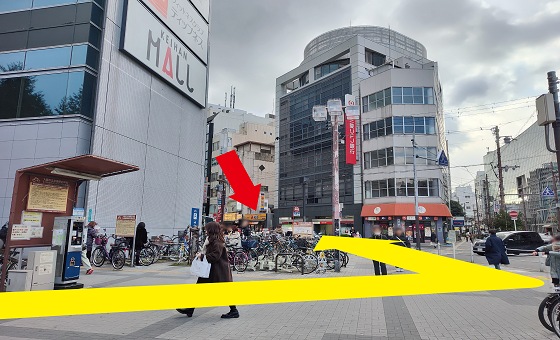 ロータリーが見えましたら、京阪モールをまたぐように、左に進むと松屋が見えますので、松屋の通りまで進みます。