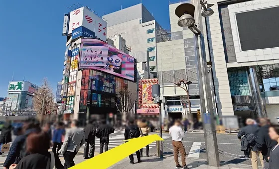 東口を出たら交差点をわり直進します。