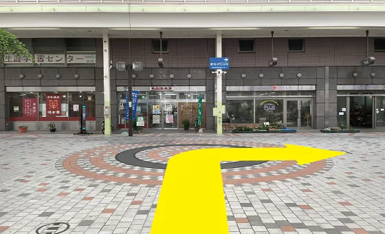 突き当たりを右折します。